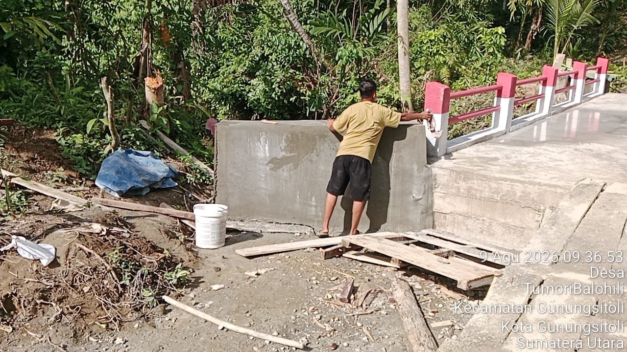 Gotong Royong TNI dan Warga, Jembatan Beton Sihare’o Siwahili Capai 96 Persen