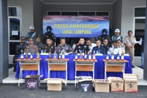 TNI AL GAGALKAN PEREDARAN RIBUAN LITER MINUMAN KERAS ILEGAL DI PELABUHAN BAKAUHENI
