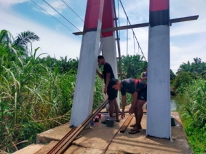 Satgas Gulbencal Kodam I/BB Perbaiki Jembatan Gantung Penghubung Desa Sisalean dan Jorang Balanga