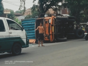 Diduga As Belakang Putus, Truk Kontainer Terbalik di Kawasan Pekan Labuhan