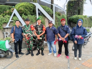 Bersama Babinsa,AJMI dan PW Pemuda Muslim Sumut Bagikan 1945 Bendera Merah Putih ,Gelorakan Semangat HUT ke-81 RI