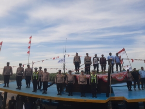Kasat Binmas Polres Pelabuhan Belawan Pimpin Upacara HUT ke-81 RI Bersama Nelayan KNTI Bagan Deli