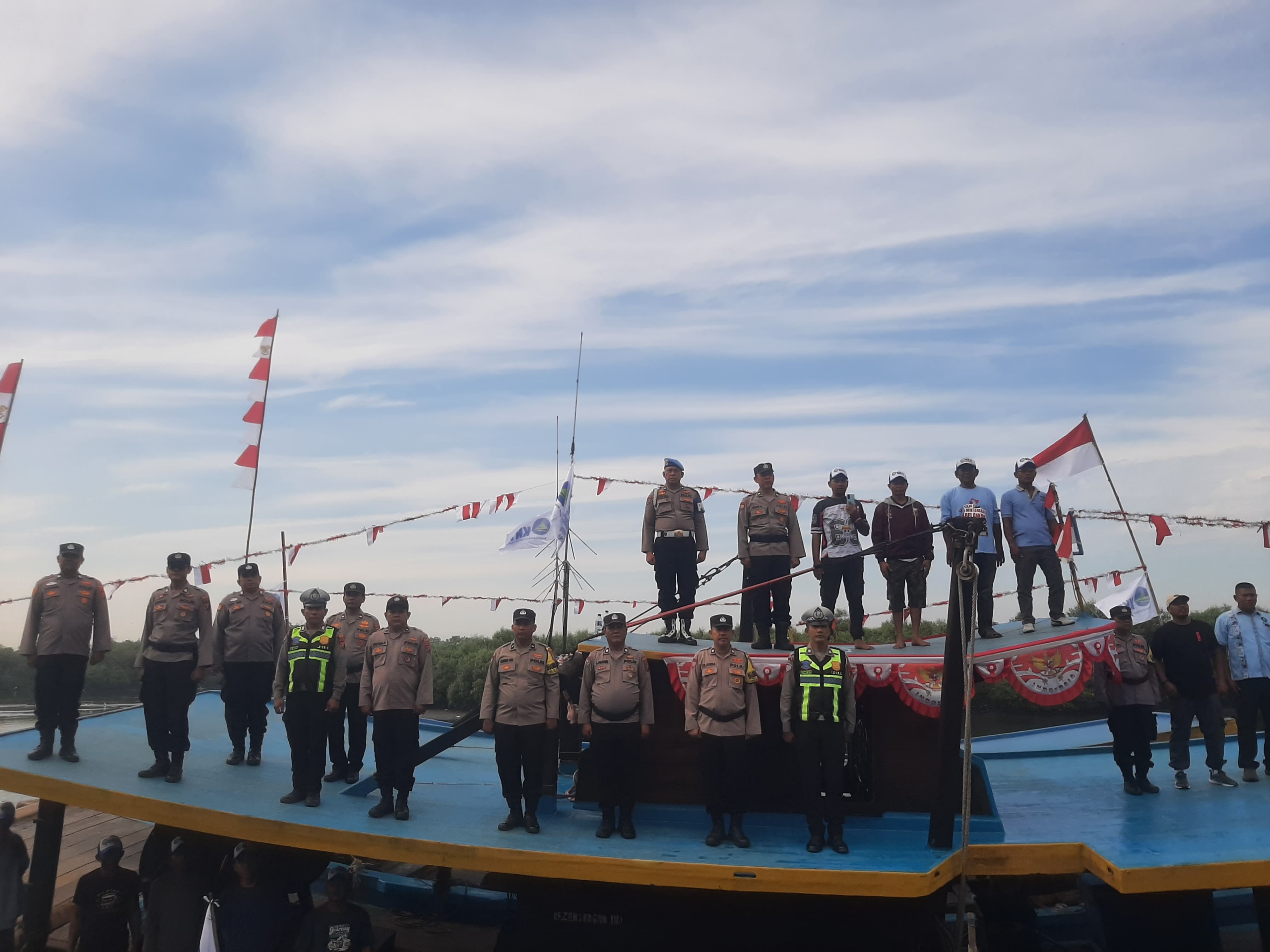 Kasat Binmas Polres Pelabuhan Belawan Pimpin Upacara HUT ke-81 RI Bersama Nelayan KNTI Bagan Deli