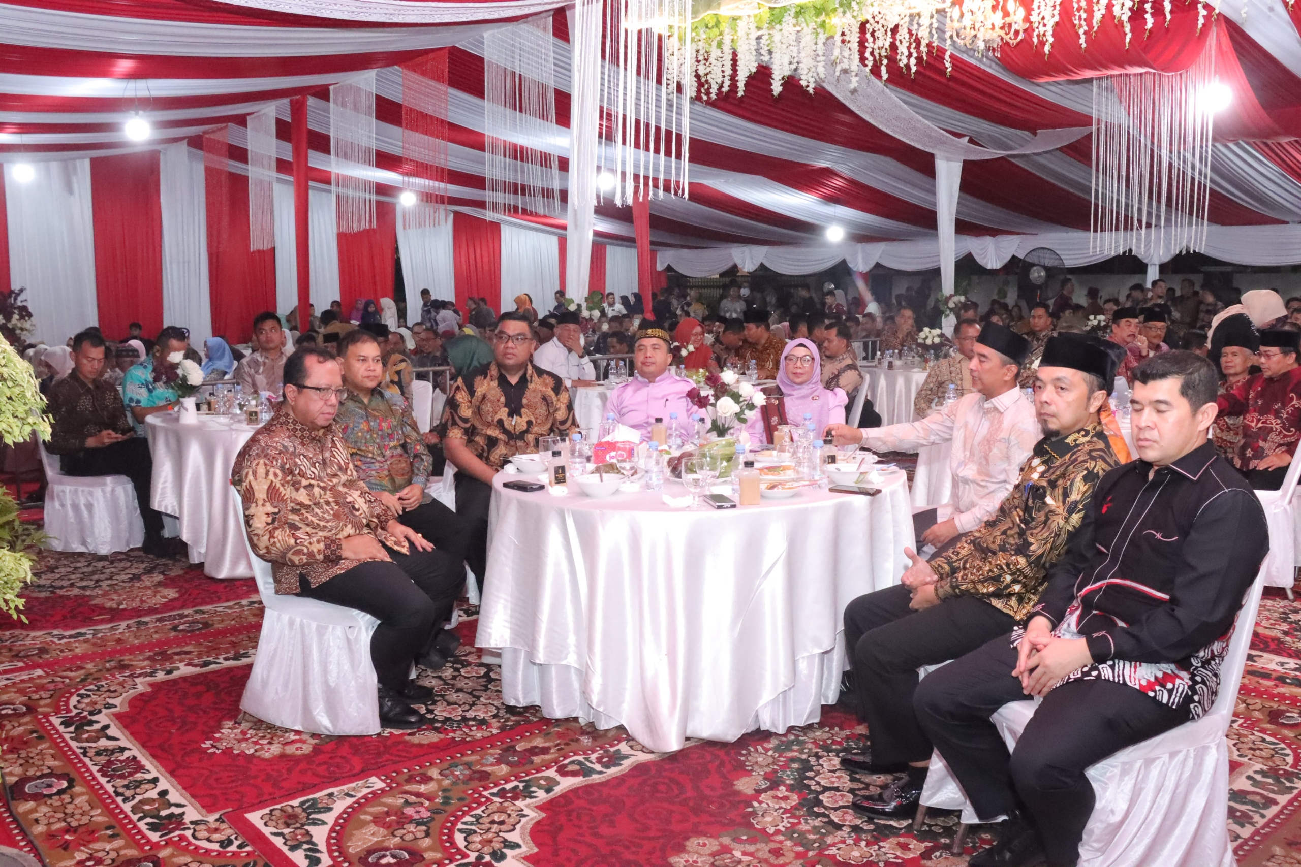 Suasana Merah Putih Penuhi Balai Bupati, Kapolres Kampar Hadir Meriahkan Malam Resepsi Kenegaraan HUT ke-81 RI