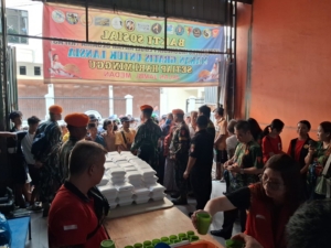 Personel Resimen Hanud 1 Pasgat Gelar Bakti Sosial, Bagikan Makanan Gratis kepada Lansia