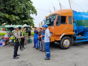 Polantas Karib Sat Lantas Polres Pelabuhan Belawan Edukasi Pengemudi Truk Tangki untuk Tertib Berlalu Lintas