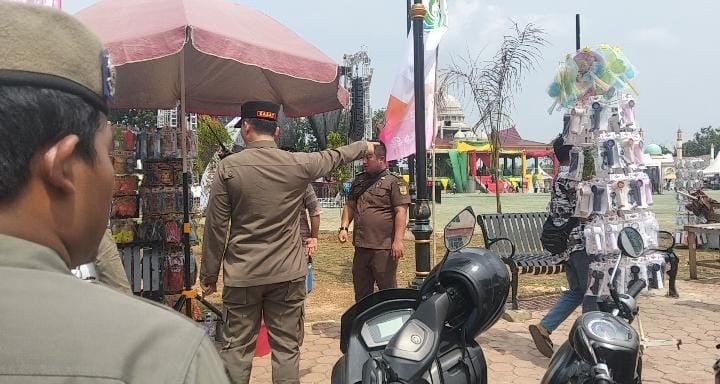 Tegas Tapi Humanis, Kasatpol PP Kuansing Tertibkan Pedagang di Zona Merah Taman Jalur: “Ini Aset Kita Bersama”