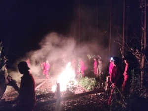 “Karhutla di Perkebunan PT. SRL, Babinsa Koramil 0212-09/Sosa Bersama Masyarakat Bergerak Padamkan Api”