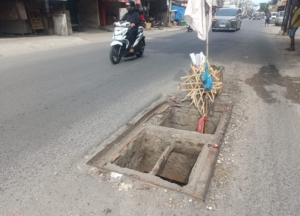 Warga Khawatir.Lobang Maut di Jalan Platina Raya Titi Papan