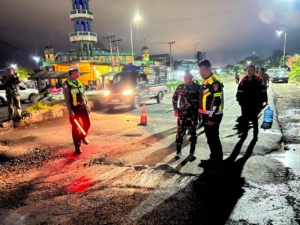 Polres Pelabuhan Belawan Bersinergi dengan Kodaeral I Belawan Perbaiki Perlintasan Rel KA Kampung Salam