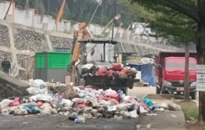 DLH Kuansing Gencar Bersihkan Sampah di Teluk Kuantan, Armada Terbatas Tetap Dioptimalkan