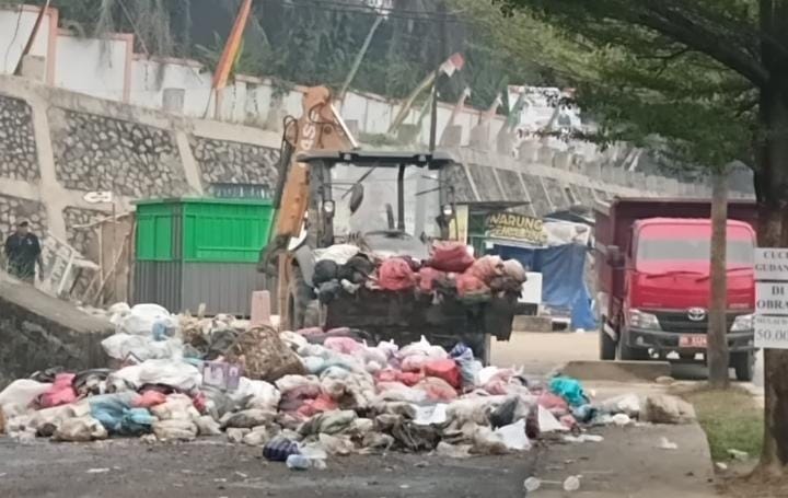 DLH Kuansing Gencar Bersihkan Sampah di Teluk Kuantan, Armada Terbatas Tetap Dioptimalkan