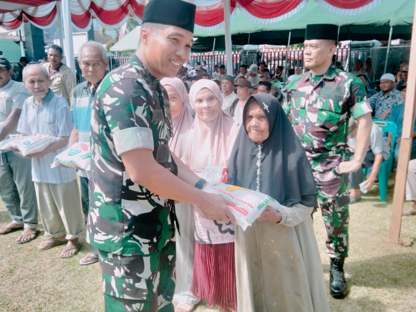 “Kodim 0212/Tapsel Gelar Kegiatan Jum’at Berkah Makan Siang Gratis Dan Pembagian Seribu Paket Sembako”  –