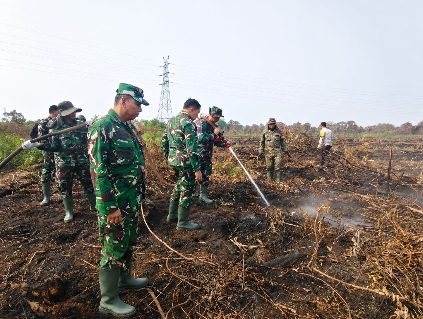 TIM PENYULUH KARHUTLA MABES TNI LAKSANAKAN PENYULUHAN DAN PENANGGULANGAN KARHUTLA DI KOTA PEKANBARU