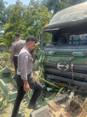 Trailer “Oleng Cari Jalan Pintas ”, Enam Penumpang Luka-Luka, Polisi Lantas Belawan Sigap Turun Tangan