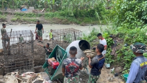Menghubungkan Dua Tepian, TNI Wujudkan Harapan Warga Lewat Jembatan Gantung Sungai Menaula