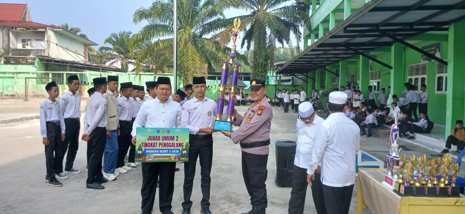 Kapolsek Kampar Jadi Pembina Upacara di Ponpes As Salam, Sampaikan Pesan Jujur, Disiplin, Berani dan Peduli Lingkungan