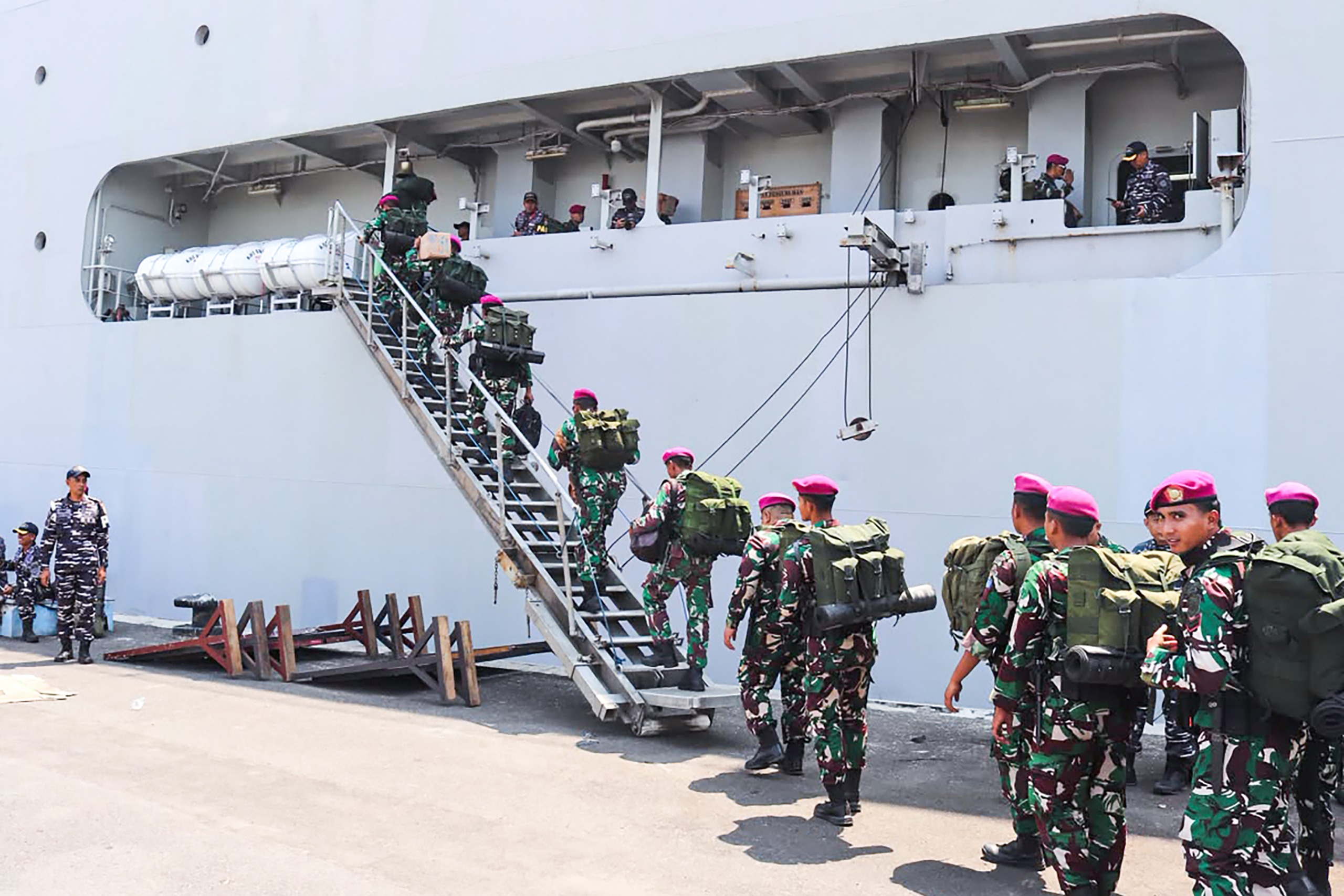 217 MARINIR BERGERAK KE FLORES, BAWA ALAT BERAT, KESEHATAN DAN 3 TON BANTUAN UNTUK KORBAN GEMPA NTT