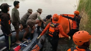 Aksi Cepat Prajurit Denipam 2 Marinir , Evakuasi Warga Tenggelam di Tambak Putat Menganti Gresik
