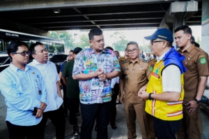 Kadis SDABMBK Medan Khairul Azmi Dampingi Gubernur Bobby Nasution Tinjau Banjir di Jalan Letda Sujono