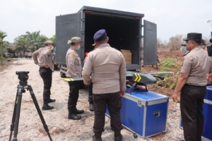 Tingkatkan Efektivitas Penanganan Api, Aslog Mabes Polri Latih Penggunaan Drone di Rimbo Panjang   