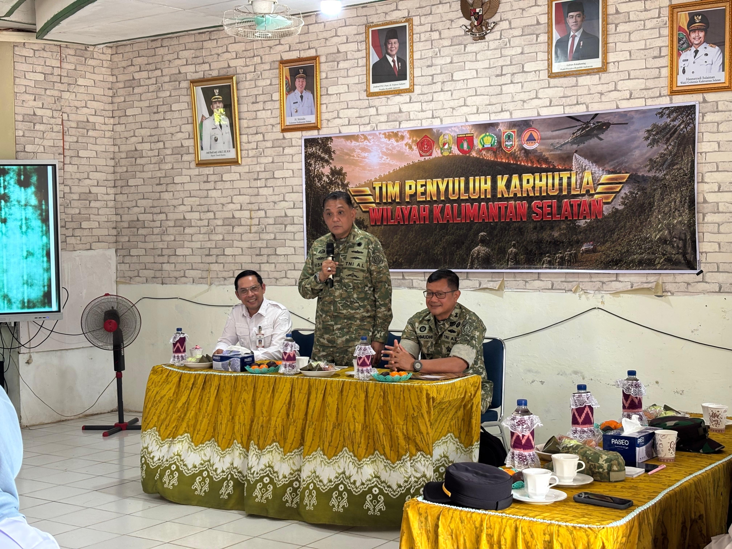 Terjun ke Karang Bintang, Tim Mabes TNI Edukasi Warga Dampak Kesehatan Ekonomi Karhutla