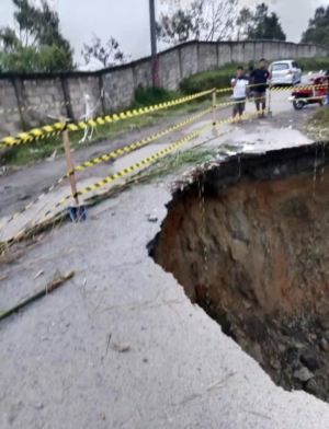 Warga Panik, Jalan Lintas Langkat- Tanah Karo Longsor