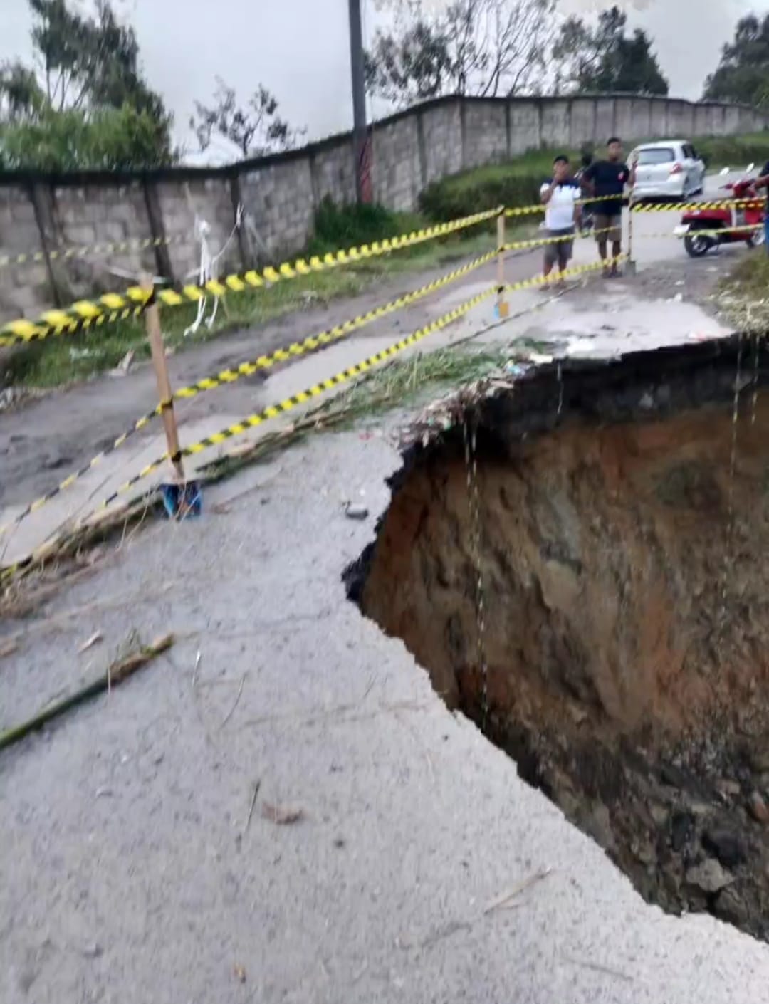 Warga Panik, Jalan Lintas Langkat- Tanah Karo Longsor
