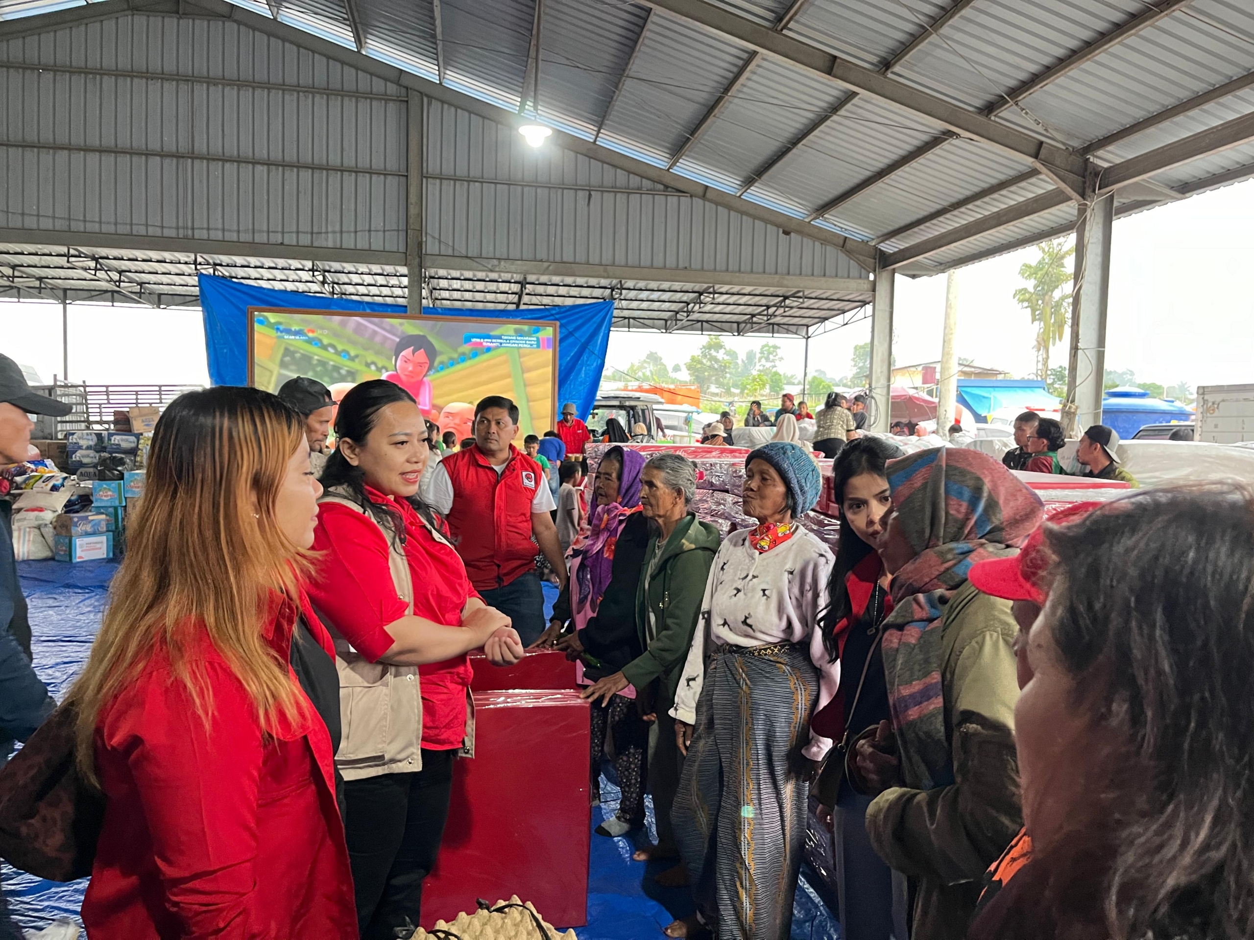 Lanjutkan Penyaluran Bantuan Erupsi Sinabung, PDI Perjuangan Sumut Jalankan Instruksi Megawati: “Kader Harus Menangis dan Tertawa Bersama Rakyat”