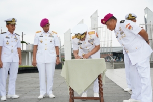 JEJAK PENGABDIAN 81 TAHUN TNI AL: KODAERAL I TABUR BUNGA, HORMATI JASA PARA PAHLAWAN DI TMP BUKIT BARISAN