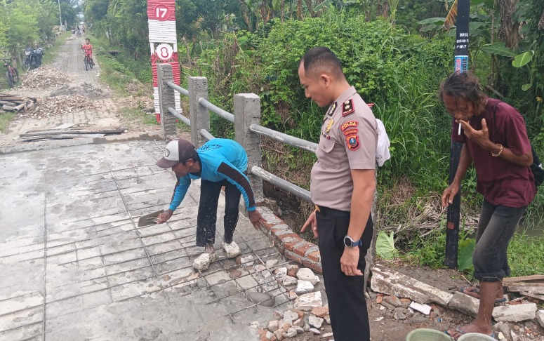 Kapolsek Hamparan Perak Monitoring Pengerjaan Jembatan Merah Putih Presisi Di Klambir V Kebun, Percepat Akses Warga
