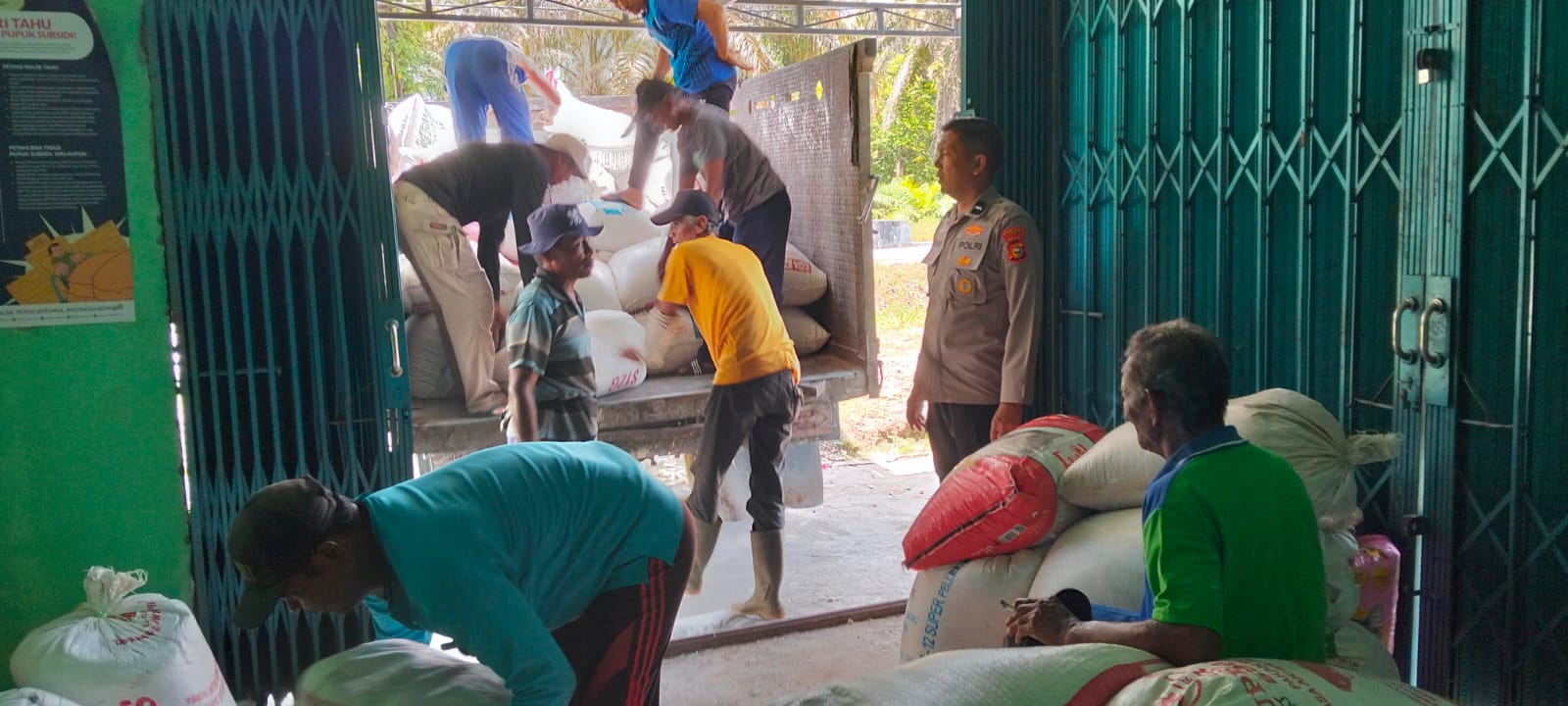 Kapolsek Kampar Tampil di Garda Terdepan, Kawal 3 Ton Jagung Petani hingga ke Bulog