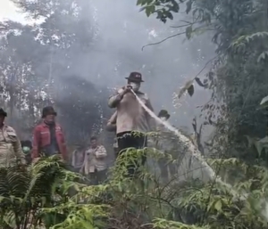 Tempuh 5 Jam Menembus Medan Terjal Berbatu Cadas, Kapolres Kampar Pimpin Langsung Padamkan 7 Titik Api di Sungai Sarik–Balung