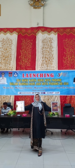 Nofirza Ganefittriah, Guru dan Penulis yang Terus Berkarya di Usia Kepala Enam