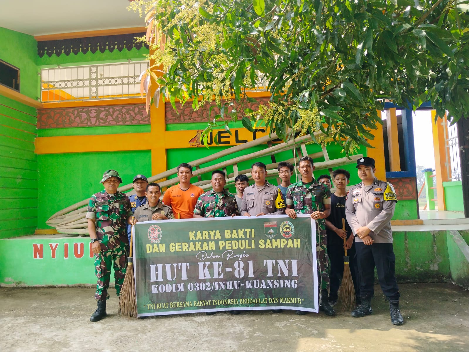 Polsek Cerenti Bersama TNI dan Masyarakat Gotong Royong Bersihkan Tribun Nyiur Melambai