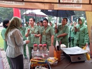 Ketua Persit KCK PD I/BB Didampingi Ketua Persit Cabang XI Menyerahkan Ratusan Sembako Kepada KBT