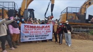 KOTO BARU MEMANGGIL PRESIDEN: Ibu-ibu Bersuara Didepan Alat Berat PT RAPP di Atas Tanah Ulayat, “Tanah Ulayat Milik Rakyat, Tapi Tanah Negara Milik Perusahaan”