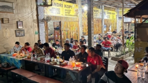 Nobar Timnas Indonesia vs Malaysia di NF Cafe Teluk Kuantan, Kapolres Kuansing AKBP Hidayat Perdana Baur Bareng Warga
