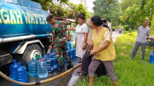 BHAKTI TNI AD,KODIM 0203/LANGKAT SALURKAN 10.000 LITER AIR BERSIH UNTUK RATUSAN KELUARGA DI BINJAI UTARA