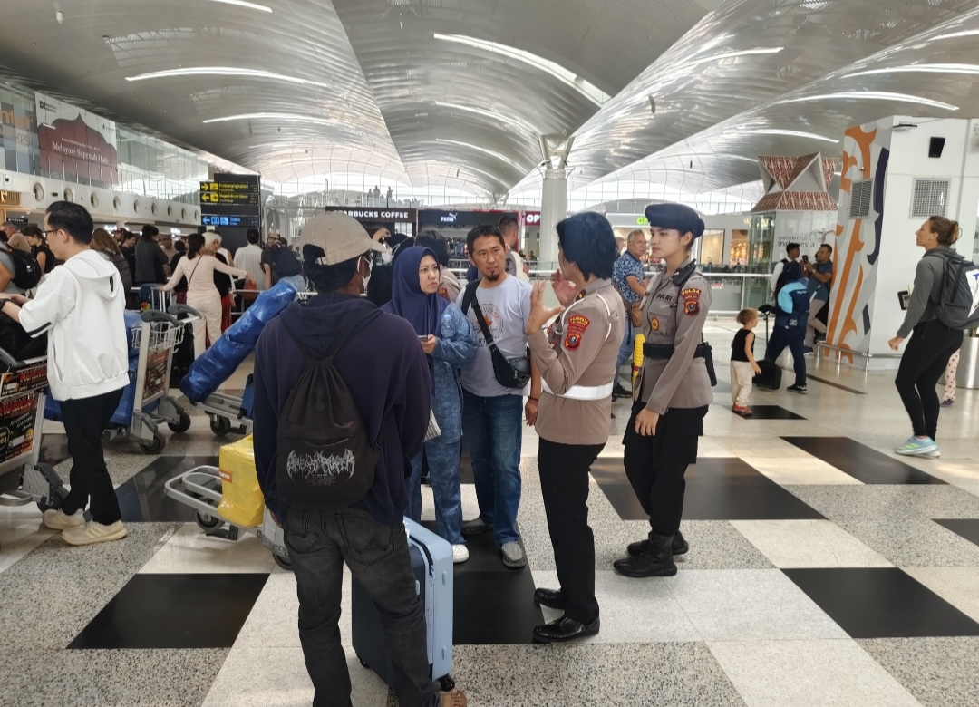 Polresta Deli Serdang Pantau Keamanan dan Berikan Pelayanan Kesehatan Kepada Penumpang Terdampak Pembatalan Penerbangan di Bandara Kualanamu