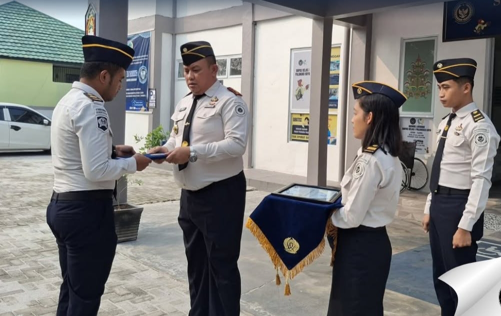 Bapas Kelas 1 Palangka Raya giat Apel pagi, penyematan kenaikan pangkat dan  memberi piagam 