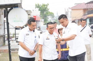 Kadis SDABMBK Khairul Azmi Dampingi Wakil Wali Kota Tinjau Drainase Medan Helvetia