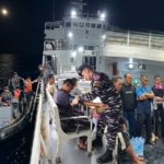 JEMPUT NYAWA DI TENGAH HEMPASAN GELOMBANG PERBATASAN : KRI TORANI-860 SELAMATKAN TIGA NELAYAN