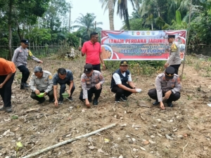 Polsek Kuantan Mudik Dukung Swasembada Pangan 2026, Tanam Jagung Pipil di Desa Pulau Rumput