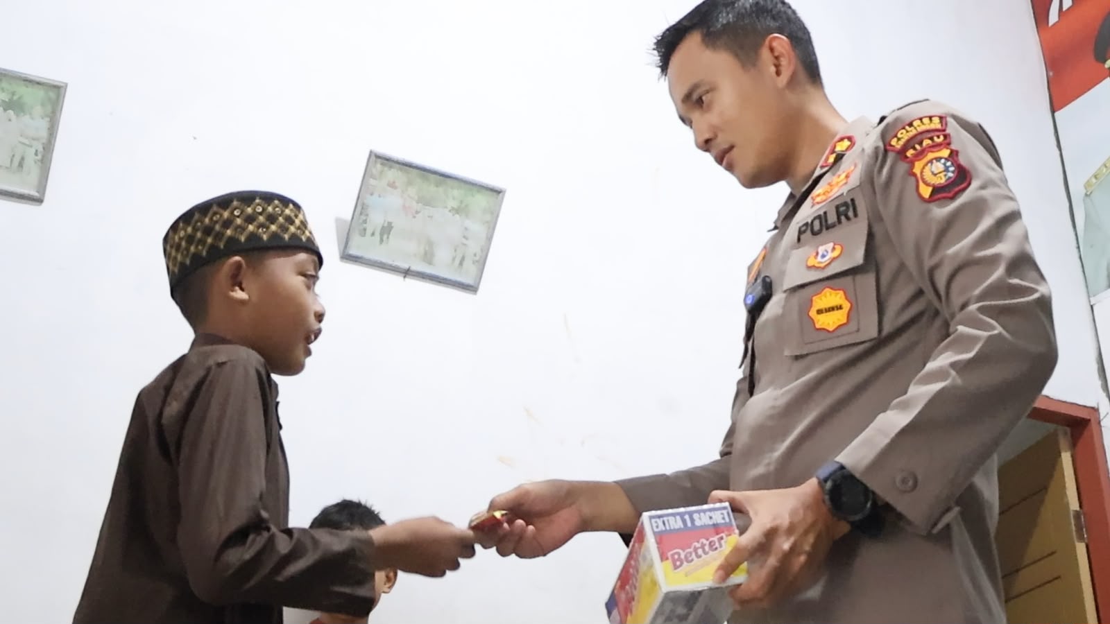 Peringati HUT Dubalang Kuansing, Kapolres Bersama Dubalang Salurkan Sembako ke Panti Asuhan Baihaqi Umar