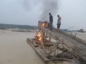 Polsek Kuantan Mudik Musnahkan 2 Rakit PETI di Desa Pantai