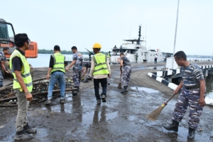 GOTONG ROYONG DI UJUNG DERMAGA, SAMBUT HUT TNI KE-81 DENGAN LAUT YANG BERSIH