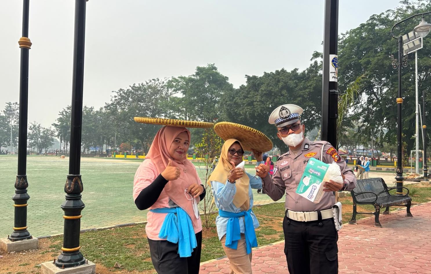 Polres Kuansing Peduli Kesehatan Warga, Bagikan Masker di Tengah Udara Berasap