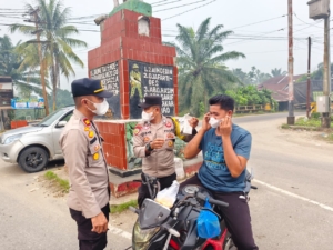 Polsek Benai Bagikan Masker kepada Masyarakat di Tengah Kualitas Udara Kurang Baik