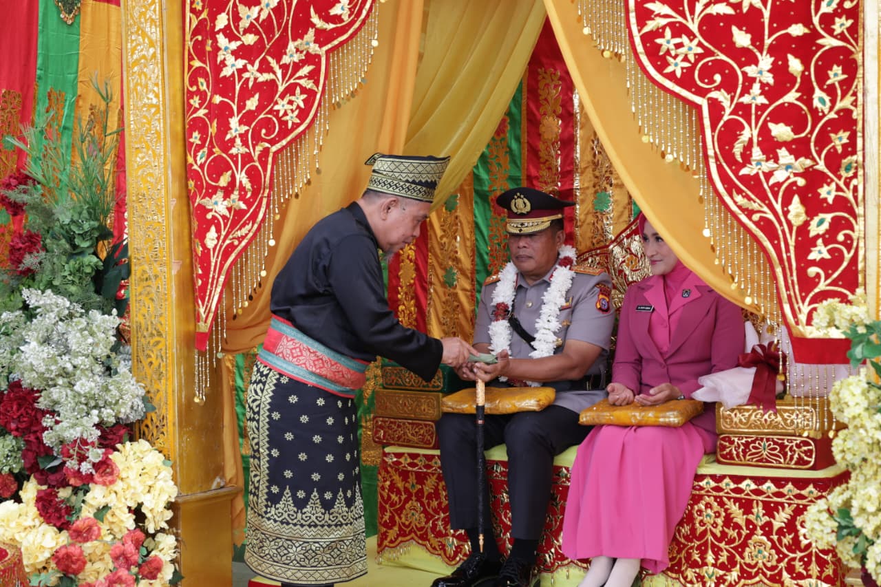 Kental Nuansa Melayu, Kapolda Riau Irjen Pol Arman Achdiat Awali Tugas dengan Tepuk Tepung Tawar